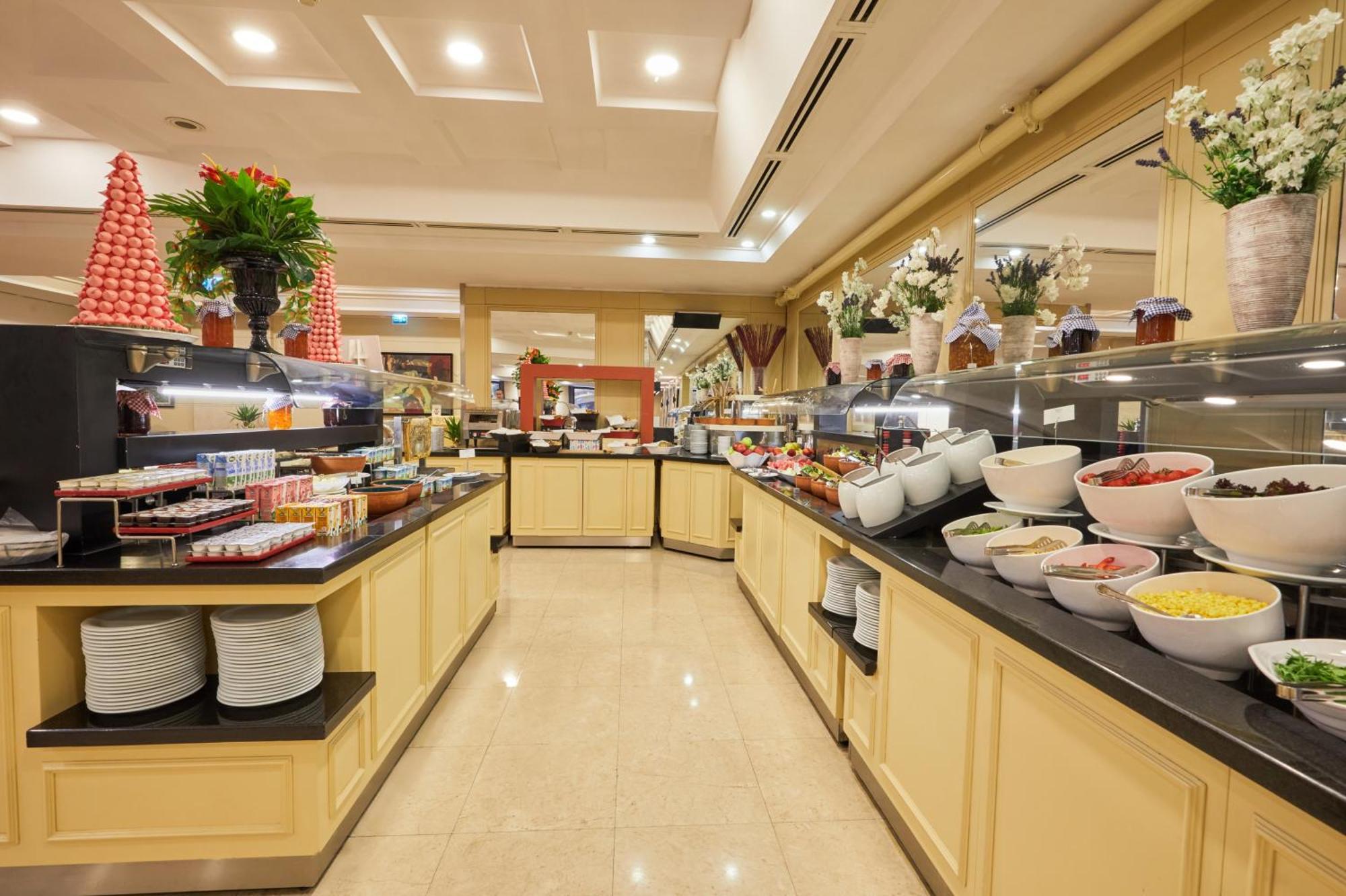 ホテル デデマン イスタンブール エクステリア 写真 A buffet at a hotel